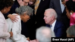 Le président Joe Biden s'entretient avec Opal Lee après avoir signé le Juneteenth National Independence Day Act, dans l'East Room de la Maison Blanche, le jeudi 17 juin 2021, à Washington.