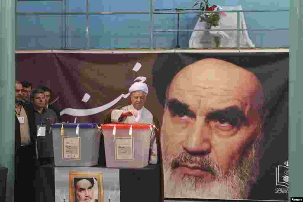 14일 이란 테흐란 북부 모스크를 빌린 투표소에서 투표권을 행사하는 바르 하셰미 라프산자니 전 이란 대통령. 