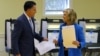 Ứng cử viên tổng thống của đảng Cộng hòa Mitt Romney và vợ đi bỏ phiếu tại Belmont, bang Massachusetts, ngày 6/11/2012.