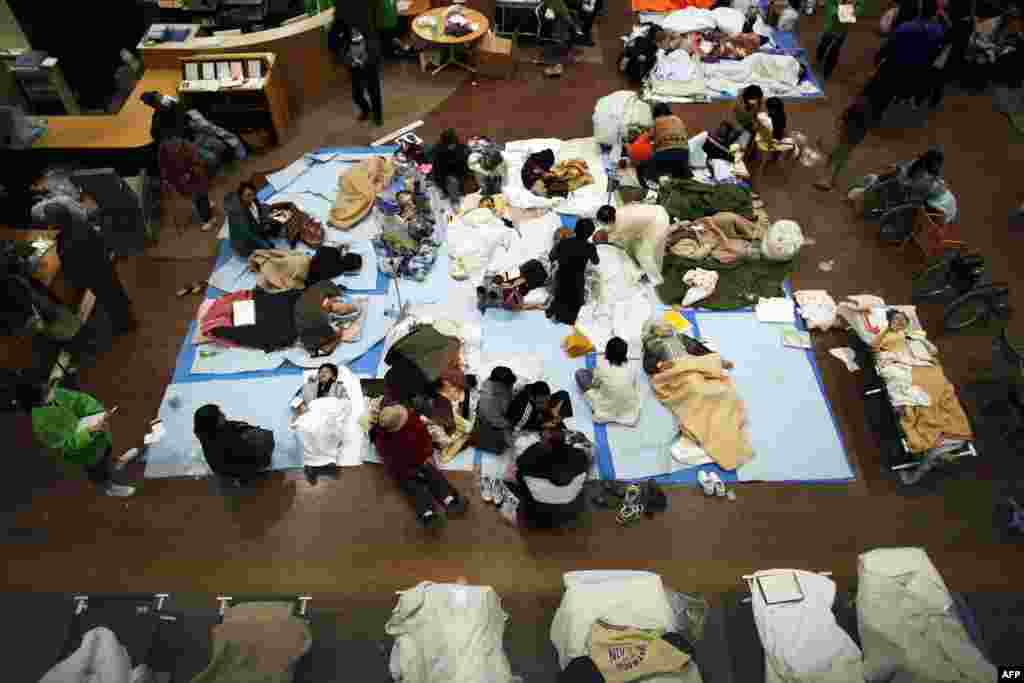 В больнице Красного креста пострадавшим от цунами оказывают первую помощь. Город Ишиномаки. 13 марта 2011 год