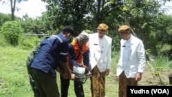 Perangkat pemerintah di Solo dilatih membuat lubang biopori di bantaran sungai bengawan Solo oleh Relawan BNPB (Foto: VOA/Yudha)