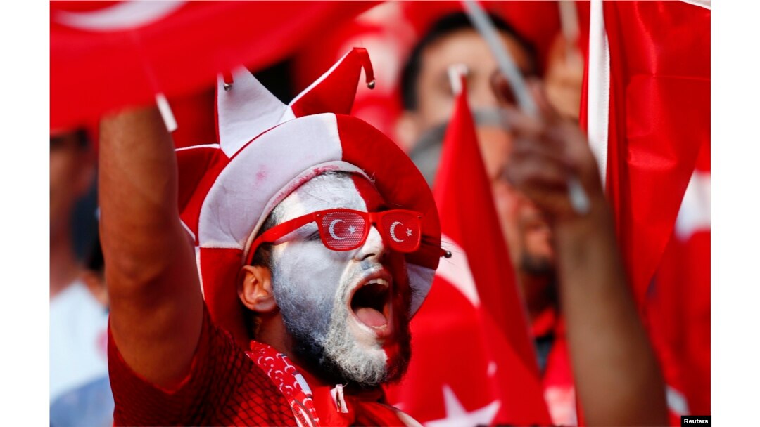 2016 Avrupa Şampiyonası'nda karşılaşmaları çoşkuyla izleyen bir Türk taraftar.