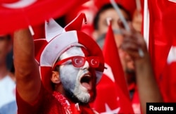 2016 Avrupa Şampiyonası'nda karşılaşmaları çoşkuyla izleyen bir Türk taraftar.