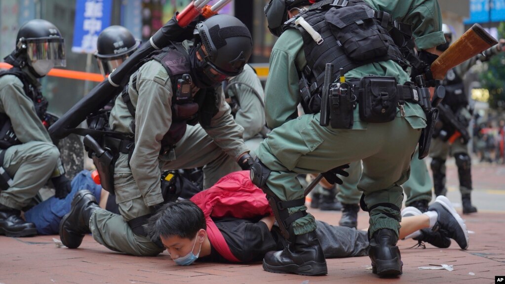 香港防暴警察在铜锣湾街道上逮捕抗议港版国安法的示威者。(2020年5月24日)