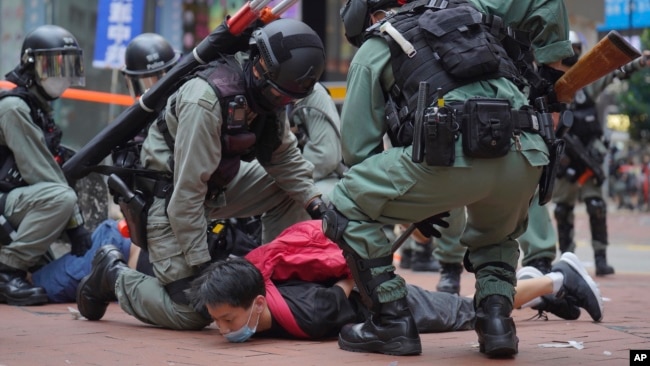 香港防暴警察在铜锣湾街道上逮捕抗议港版国安法的示威者。（2020年5月24日）