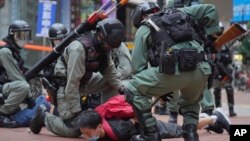 香港防暴警察在铜锣湾街道上逮捕抗议港版国安法的示威者。（2020年5月24日）