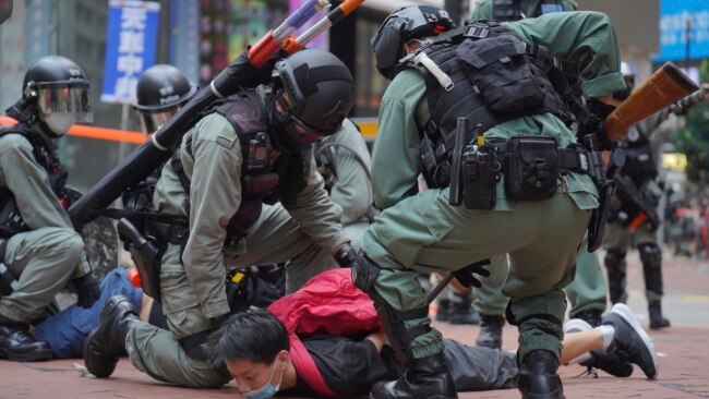 香港防暴警察在铜锣湾街道上逮捕抗议港版国安法的示威者。(2020年5月24日)