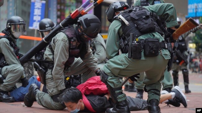 香港防暴警察在铜锣湾街道上逮捕抗议港版国安法的示威者。(2020年5月24日)