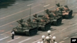 长安街天安门广场前，一名身穿白衬衫的男子只身阻挡向东行进的解放军坦克队（1989年6月5日）