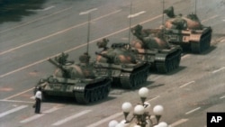长安街天安门广场前，一名身穿白衬衫的男子只身阻挡向东行进的解放军坦克队（1989年6月5日）