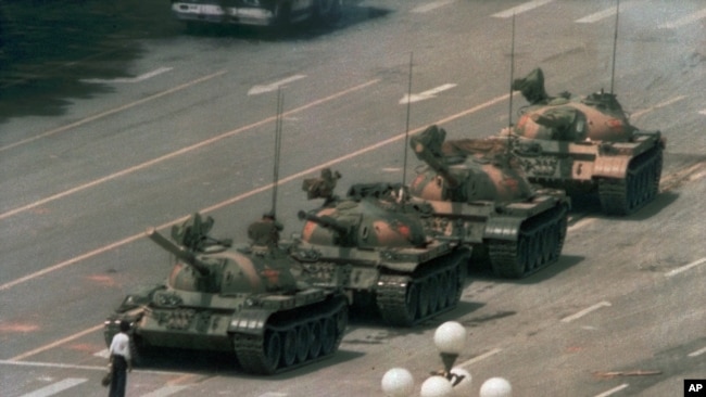 八九六四期間在北京天安門事件一名青年攔截軍隊坦克車隊。