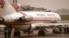 Des policiers français encadrent les passagers lors d’un contrôle des bagages sur le tarmac de l’aéroport de Roissy Charles de Gaulle, 26 avril 1997.