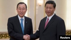 Sekjen PBB Ban Ki-moon (kiri) berjabat tangan dengan Presiden China Xi Jinping setibanya di Beijing, China (19/6).