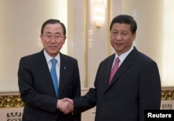 UN Secretary-General Ban Ki-moon (L) shakes hands with Chinese President Xi Jinping upon arrival for a meeting at the Great Hall of the People in Beijing, June 19, 2013.