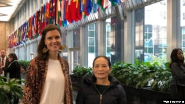 Bà Nguyễn Thị Hải, giáo dân Cồn Dầu, và Cô Crystal Corman, nhân viên thuộc Phòng Tự Do Tôn Giáo Quốc Tế, tại Bộ Ngoại Giao Hoa Kỳ, ngày 7/11/2018 (ảnh BPSOS)