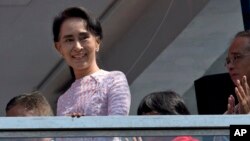 Lãnh tụ đối lập Aung San Suu Kyi phát biểu tại Trụ sở Đảng Liên minh Dân chủ Toàn quốc (NLD) ở Yangon, ngày 9/11/2015. Bà Suu Kyi nói Liên minh Dân chủ Toàn quốc của bà đã thắng khoảng 75% số ghế đại biểu được mang ra bầu chọn 