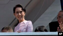 Pemimpin oposisi Aung San Suu Kyi setelah menyampaikan pidato di Yangon, Myanmar, Senin, 9 November 2015. (AP Photo/Gemunu Amarasinghe)