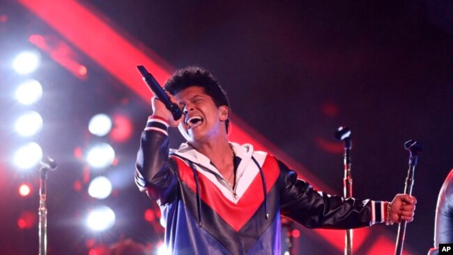 Otros íconos de la música fueron recordados durante la gala. Bruno Mars, interpretó "Let's Go Crazy" de Prince.