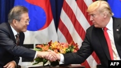 도널드 트럼프 미국 대통령과 문재인 한국 대통령이 지난 9월 뉴욕 롯데뉴욕팰리스 호텔에서 열린 정상회담에 앞서 악수하고 있다.
