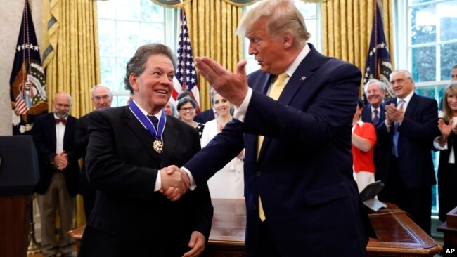 2019年6月19日特朗普总统授予经济学家亚瑟·拉弗总统自由勋章。
