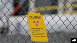 Tanda bahaya kontaminasi radioaktif terpasang di pagar di wilayah tanki penampungan "C" di fasilitas Nuklir Hanford, dekat Richland, Washington (Foto: dok).