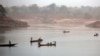 Les canoës en bois traversent la rivière Ubangi de la RDC à Bangui, en RCA, le 15 février 2016. 