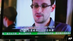 12일 홍콩 언론이 전직 미 정보요원 에드워 스노우든과의 인터뷰 내용을 방송하고 있다. 