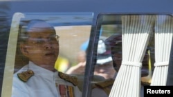 Nhà vua được kính nể của Thái Lan đã chính thức ủng hộ hiến chương tạm thời trong một buổi lễ với Tướng Prayuth, tổng tư lệnh quân đội.