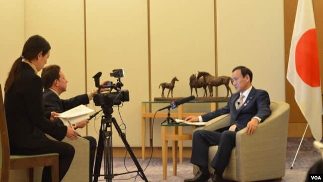 日本内阁官房长官菅义伟在东京接受美国之音记者赫尔曼专访(2013年2月4日)