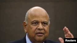 Le ministre sud-africain des Finances Pravin Gordhan réagit lors d'une conférence de presse à Sandton près de Johannesburg le 14 mars 2016. 