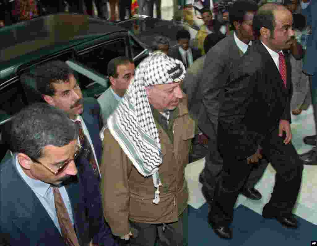 &Ocirc;ng Meles c&ugrave;ng Tổng thống Palestine Yasser Arafat bước v&agrave;o Hội trường Ch&acirc;u Phi ở Addis Ababa, ng&agrave;y 26/6/1995.