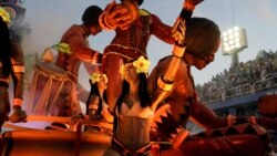 Una intérprete de la escuela de samba Portela desfila en una carroza durante las celebraciones del Carnaval en el Sambódromo de Río de Janeiro, Brasil, el lunes 24 de febrero de 2020. (Foto AP / Leo Correa)