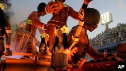 Una intérprete de la escuela de samba Portela desfila en una carroza durante las celebraciones del Carnaval en el Sambódromo de Río de Janeiro, Brasil, el lunes 24 de febrero de 2020. (Foto AP / Leo Correa)