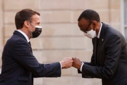 Presiden Prancis Emmanuel Macron (kiri) menyambut Presiden Rwanda Paul Kagame pada saat kedatangannya untuk makan malam di Istana Kepresidenan Elysee di Paris, pada 17 Mei 2021. (Foto: AFP/Ludovic Marin)