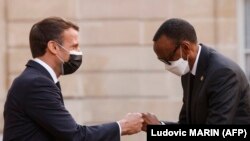 Le président français Emmanuel Macron accueille le président rwandais Paul Kagame à son arrivée pour un dîner au palais présidentiel de l'Élysée à Paris, le 17 mai 2021.