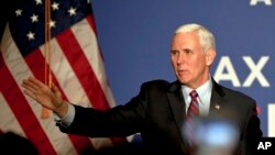 អនុប្រធានាធិបតី​ Mike Pence បក់ដៃ​ខណ​ដែល​លោក​បាន​មកដល់​កម្មវិធី​គោលនយោបាយ​អាមេរិកាំង​កាលពី​ថ្ងៃទី​០២ កុម្ភៈ​ ២០១៨។