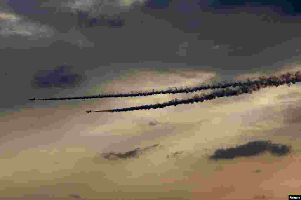 Super Etendard fighter jets dump fuel before landing on France&#39;s flagship Charles de Gaulle aircraft carrier on mission in the Gulf.