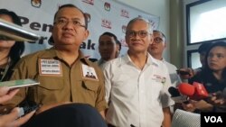 Wakil Ketua Badan Pemenangan Nasional (BPN) Prabowo Subianto-Sandiaga Uno, Priyo Budi Santoso (kiri) dan Direktur Program Tim Kampanye Nasional Jokowi-Ma’ruf, Aria Bima. (Foto: Ahmad Bhagaskoro/VOA)