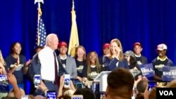 Mantan Wapres AS Joe Biden berkampanye bersama Mikie Sherrill, kandidat anggota Kongres Partai Demokrat di New Jersey. (C. Presutti/VOA)