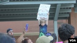 "Bridges not walls" was one of the many messages during a protest in honor of Vicente Marcial Noyola. (A. Barros/VOA)