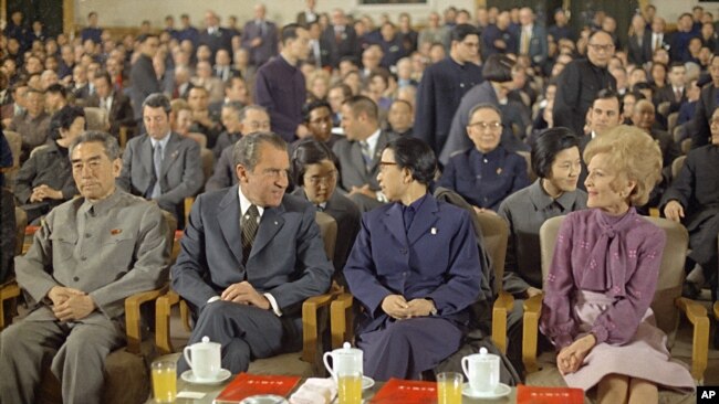 1972年2月28日，中国总理周恩来和毛泽东夫人江青在上海陪美国总统尼克松和夫人观看文艺演出