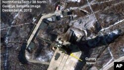 Gambar satelit yang ditangkap oleh GeoEye dan dirilis oleh 'North Korea Tech' dan '38 North' ini menangkap adanya salju lebat yang menyelimuti sarana peluncuran watelit Sohae di Tongchang-ri, Korea Utara (4/12). Salju lebat ini diperkirakan akan menunda rencana peluncuran satelit Korea Utara yang menurut rencana akan mulai diluncurkan tanggal 10 Desember mendatang.
