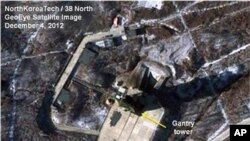 Foto satelit yang diambil oleh GeoEye dan dirilis oleh North Korea Tech dan 38 North ini menunjukkan aktivitas di fasilitas peluncuran roket di Tongchang-ri, Korea Utara (Foto: dok). Pejabar pemerintah Korea Selatan mengabarkan bahwa para teknisi mulai membongkar roket tiga-tahap Korut untuk perbaikan, Senin (10/12).