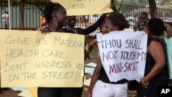 Des femmes ougandaises manifestent contre une législation sur le code vestimentaire et le harcèlement, février 2014. AP / Emmanuel NEGA 