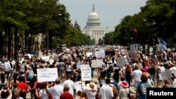 지난 30일 미국 수도 워싱턴 D.C. 에서 트럼프 미국 대통령의 '무관용 이민정책'에 항의하는 시위를 열고 있다. 