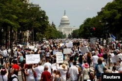 Các nhà hoạt động về di trú diễu hành về phía tòa nhà Quốc hội Mỹ để biểu tình phản đối chính sách nhập cư của chính quyền Tổng thống Donald Trump ở Washington hôm 30/6.