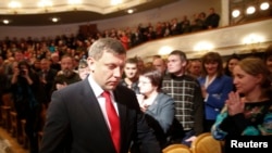 Ayrılıkçı lider Alexander Zaharçenko yemin törenine gelirken
