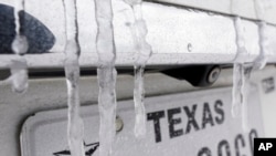 Tetesan air yang membeku di bagian belakang kendaraan, di Houston, Texas, Senin, 15 Februari 2021. 