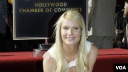 Gwyneth Paltrow, saat meresmikan bintangnya di trotoar Walk of Fame Hollywood, 13 Desember 2010.