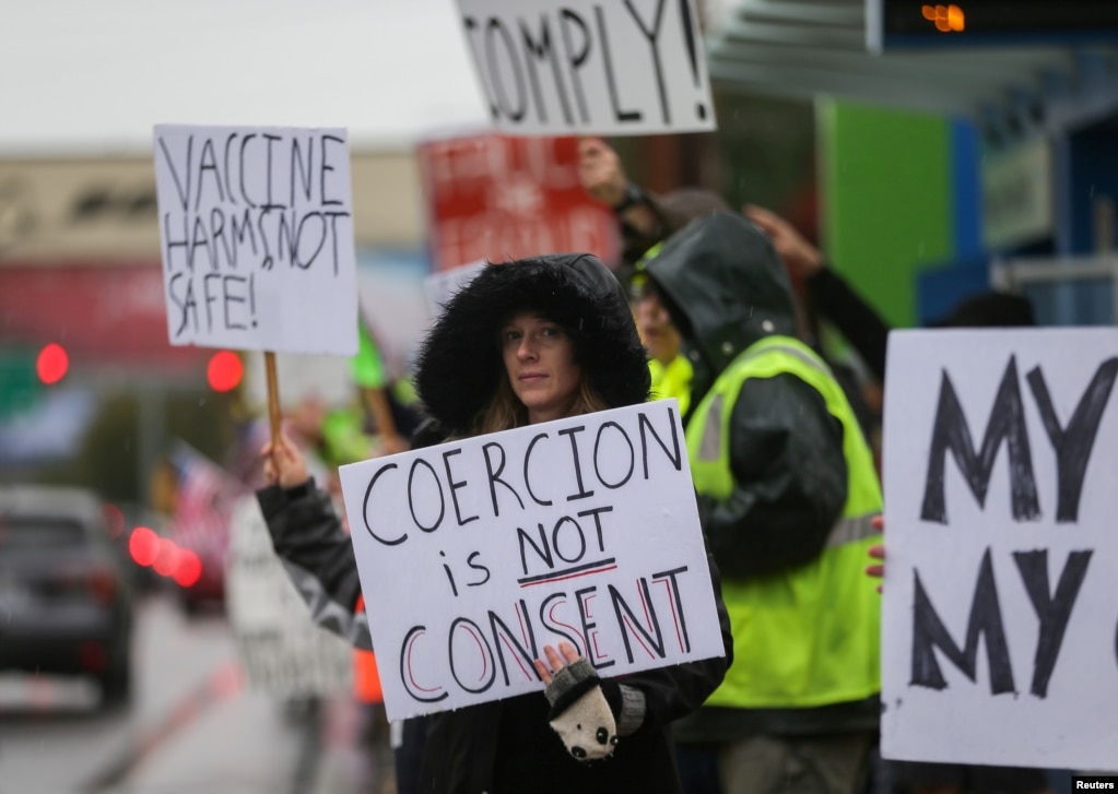 资料照片：波音公司雇员和其他人士在波音位于华盛顿州埃弗里特的设施外举牌抗议公司的新冠疫苗接种强制令。(2021年10月15日)(photo:VOA)